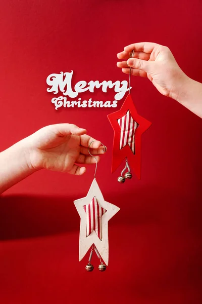 Креативний Різдвяний Дизайн Багатий Червоний Колір Фону Руками Тримають Різдвяні — стокове фото