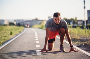 Erkek koşucu dışarıda koşuyor.