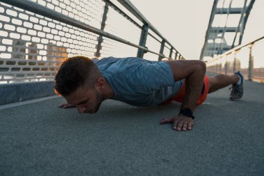 Sporcu dışarıda spor yapıyor.