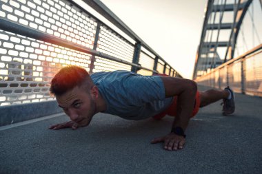 Sporcu dışarıda spor yapıyor.