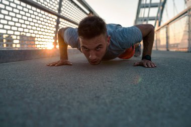 Sporcu dışarıda spor yapıyor.