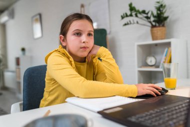 Kız öğrenim görürken bilgisayarını kullanıyor, online eğitim.