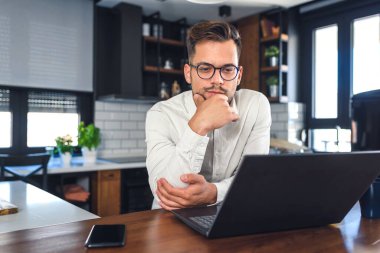 Bilgisayarla çalışan genç adam. 