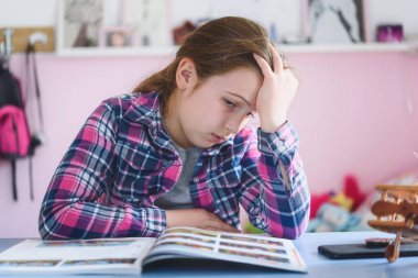 Ödev yapan küçük kız.