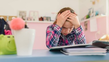 Ödev yapan küçük kız.