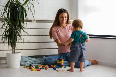 Anne ve Oğul Oynuyor 