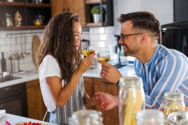 Genç ve güzel bir çift birlikte şarap içiyor.