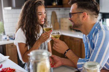 Genç ve güzel bir çift birlikte şarap içiyor.