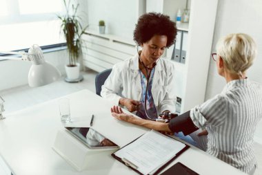 kadın kıdemli ziyaret doktor