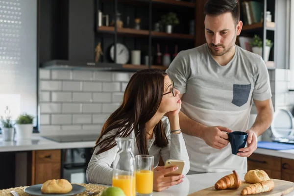Gülümseyen Bir Çift Güzel Bir Sabah Mutfakta Eğleniyor Kahvaltı Yapıyor — Stok fotoğraf
