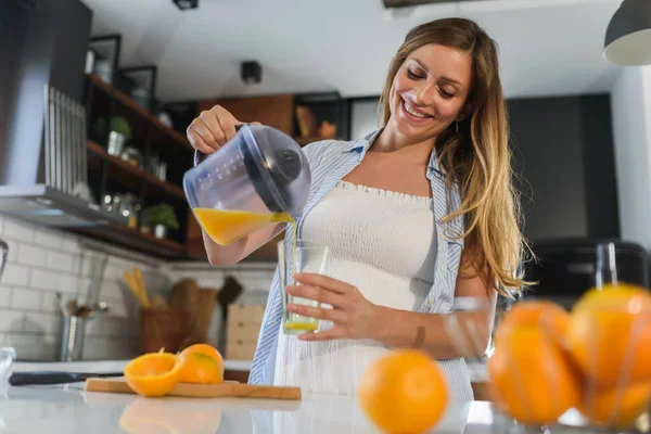 Mujer Joven Preparando Jugo Naranja Cocina — Foto de Stock
