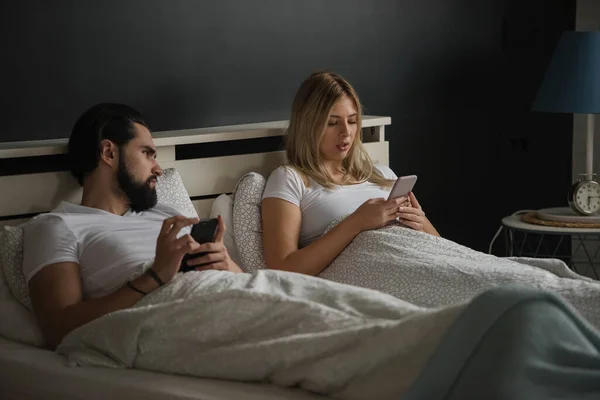 Young Adult Couple Using Smartphones Bed Addicted Social Networking Mobile — Stock Photo, Image