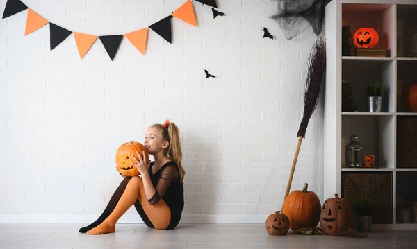 Küçük Kız Bir Cadıyla Balkabağı Kostümü — Stok fotoğraf