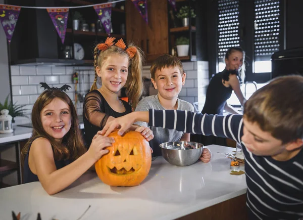 Glad Halloween Familj Köket Kul — Stockfoto