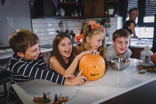 Cadılar Bayramın Kutlu Olsun Aile Mutfakta Eğleniyor — Stok fotoğraf