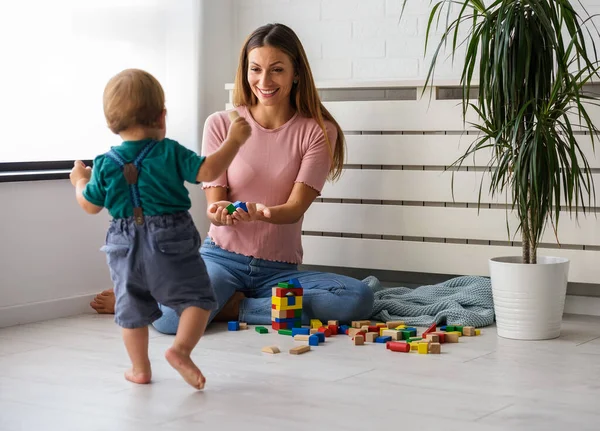 Mãe Brincando Com Filho Usando Cubos Madeira — Fotografia de Stock