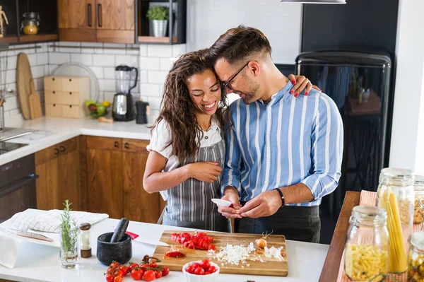Vackert Ungt Par Kär Köket Matlagning Tillsammans — Stockfoto