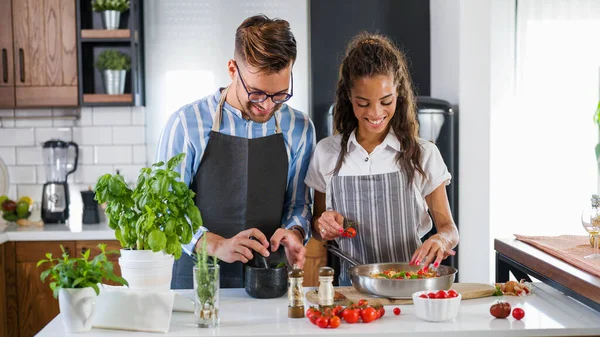 Mutfakta Birlikte Yemek Pişiren Güzel Genç Bir Çift — Stok fotoğraf