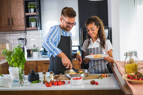 Mutfakta Birlikte Yemek Pişiren Güzel Genç Bir Çift — Stok fotoğraf