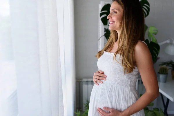 Krásná Těhotná Žena Pózuje Blízkosti Okna — Stock fotografie