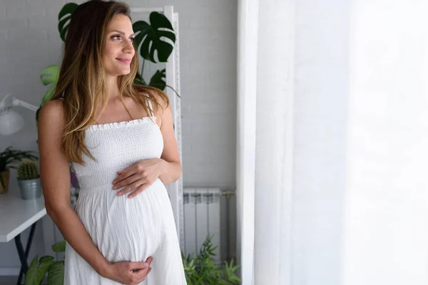 Vacker Gravid Kvinna Poserar Nära Fönstret — Stockfoto