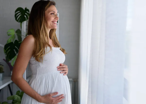 Hermosa Mujer Embarazada Posando Cerca Ventana — Foto de Stock