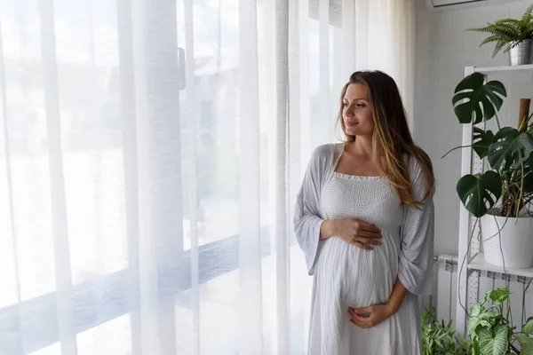 Ung Gravid Kvinna Poserar Nära Fönstret — Stockfoto