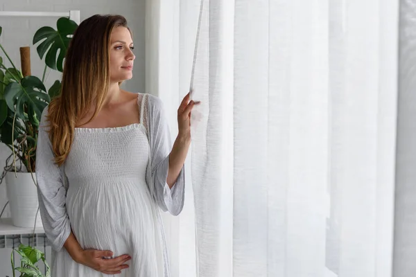 Ung Gravid Kvinna Poserar Nära Fönstret — Stockfoto
