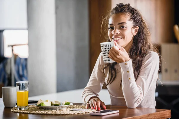 Joven Afroamericana Mujer Sentada Casa Con Una Taza Café Uso —  Fotos de Stock