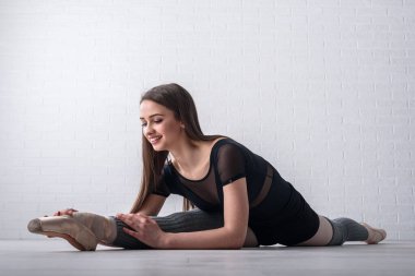 Güzel balerin dans etmeye hazırlanıyor.