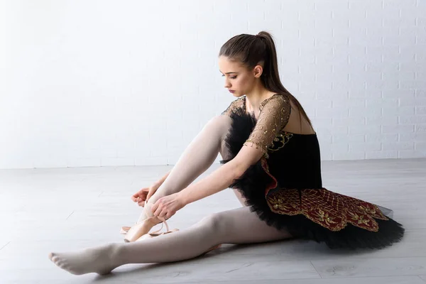 Piękny Tancerz Balet Przygotowuje Się Tańca — Zdjęcie stockowe