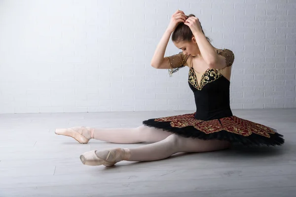 Piękna Balerina Studiu Baletowym — Zdjęcie stockowe