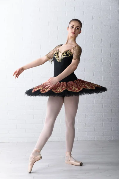 芭蕾舞演播室里漂亮的芭蕾舞演员 — 图库照片