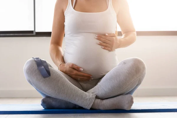 Těhotná Žena Cvičí Jógu Doma — Stock fotografie