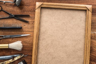 Ahşap arka planda profesyonel berber aletleri.