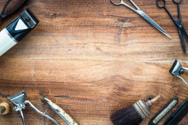 Ahşap arka planda profesyonel berber aletleri.