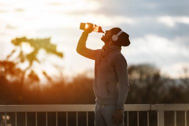 Genç sporcu köprüde.