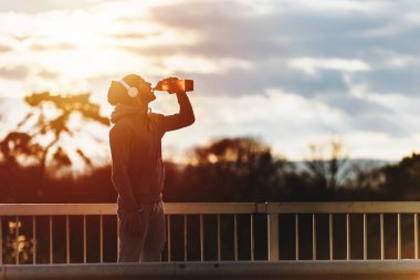 Genç sporcu köprüde.
