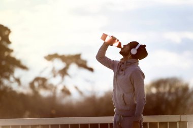 Genç sporcu köprüde.