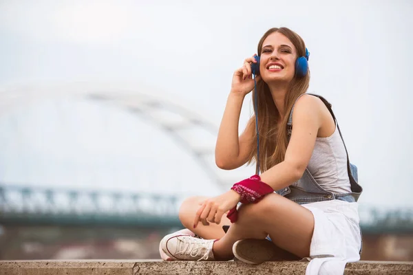 Güzel Genç Bir Kadın Kulaklıkla Müzik Dinliyor — Stok fotoğraf