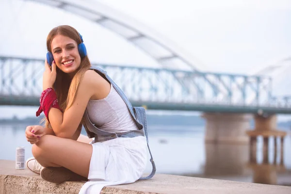 美しい若い女性がヘッドフォンで音楽を聴き — ストック写真