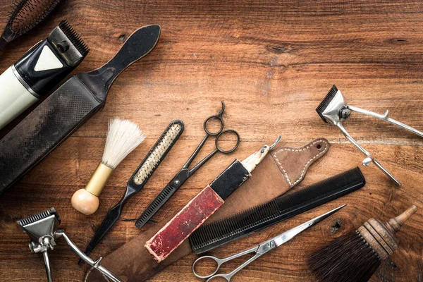 木製の背景にあるプロの理髪師道具のセット — ストック写真