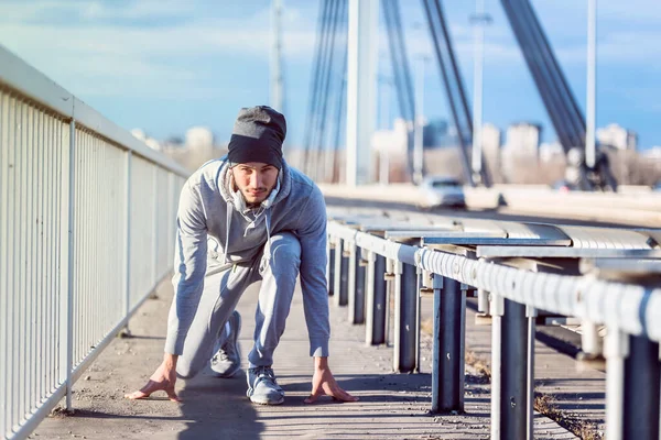 Νεαρός Αθλητής Στη Γέφυρα — Φωτογραφία Αρχείου