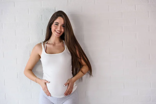 Ung Vacker Gravid Kvinna Står Över Tegelvägg — Stockfoto