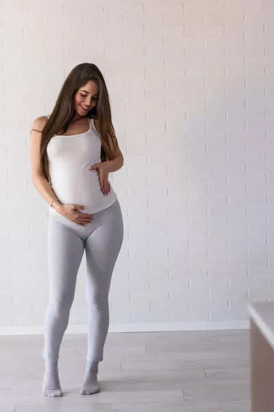 Ung Vacker Gravid Kvinna Står Över Tegelvägg — Stockfoto
