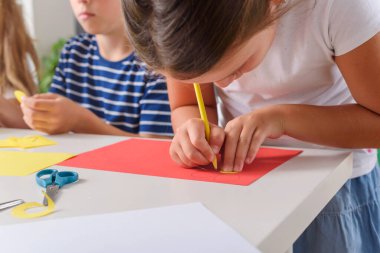 El sanatları sınıfındaki bir grup mutlu çocuk. 