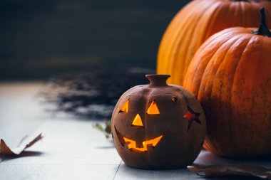 Cadılar bayramı balkabağı Jack-o-fener yakın