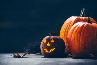 Cadılar bayramı balkabağı Jack feneri yanan mumla 