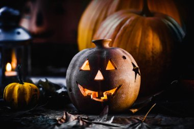 Cadılar bayramı balkabağı Jack feneri yanan mumla 