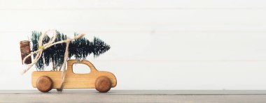 Oyuncak araba ile Noel ağacı